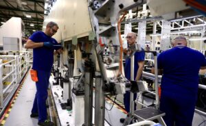 Operarios de Airbus trabajando en la planta de Cádiz