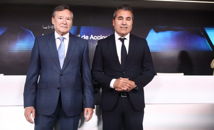 El nuevo CEO de Indra, Josep Maria Recasens (d), y el presidente ejecutivo de Indra, Ángel Simón Grimaldos